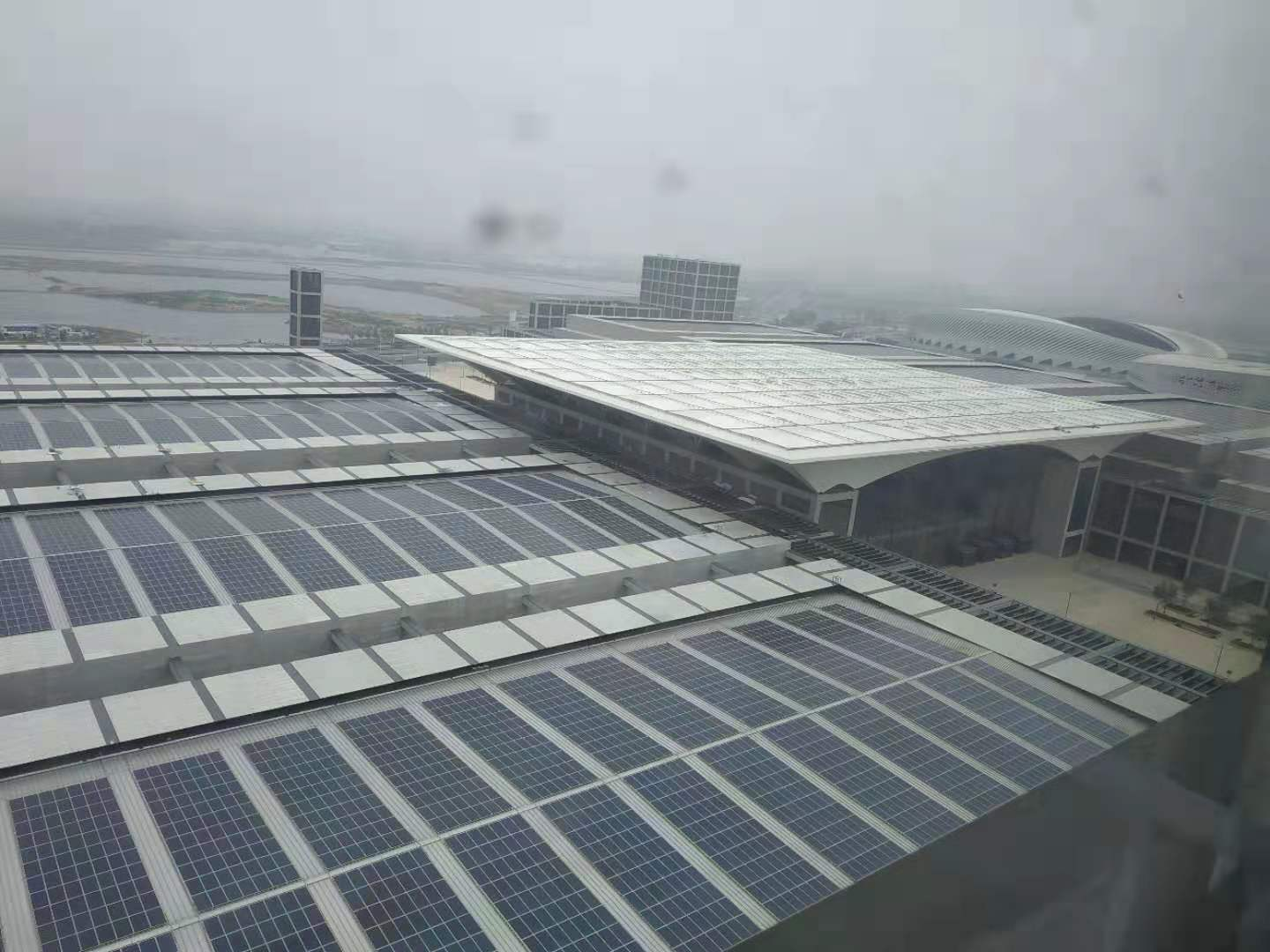 苏州会展中心屋顶太阳能光伏发电站安装